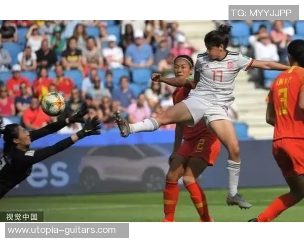 足球球星偶遇小女孩温馨互动感动全场瞬间引发网友热议 足球球星偶遇小女孩温馨互动感动全场瞬间引发网友热议